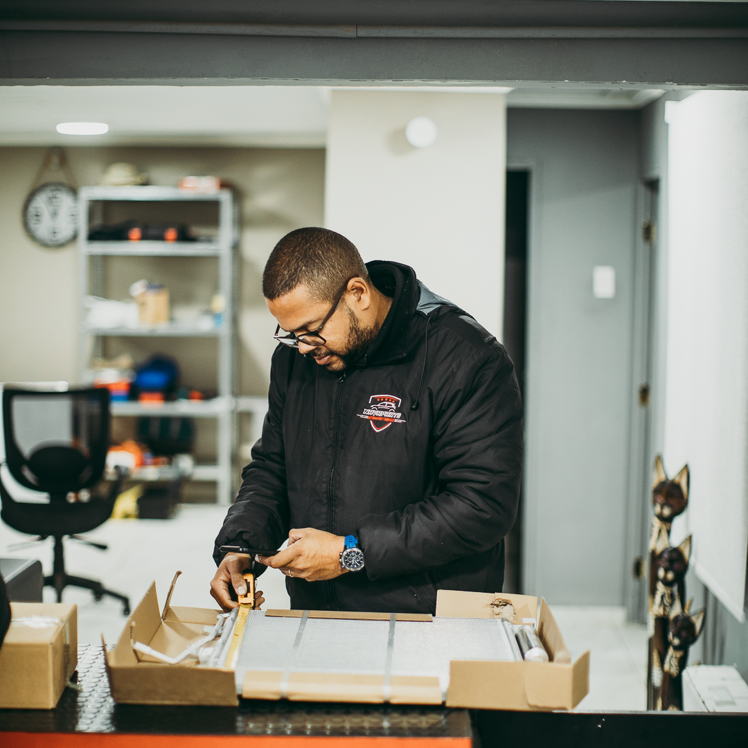 Personal de NavaParts trabajando